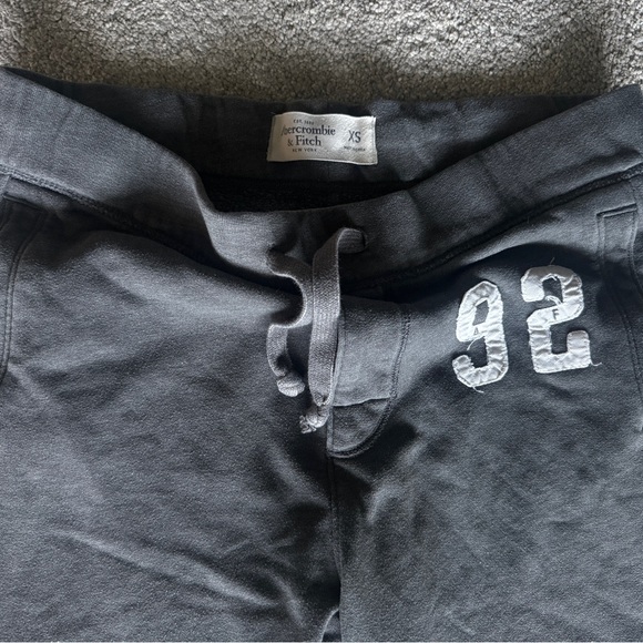 Abercrombie & Fitch Men's Gray Factory Distressed Joggers, Size X-Small, EUC - Picture 4 of 4